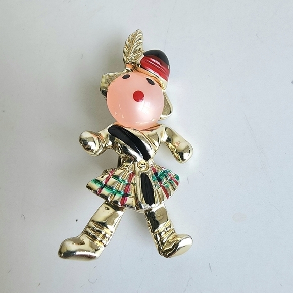 Vintage Scottish Dancing Man Brooch Kilt Feather Hat Gold Tone Small Pin 60s - Picture 2 of 5